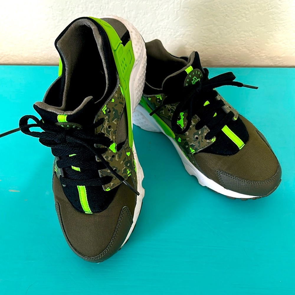 Nike Huaraches army and be on green, camo pattern accent